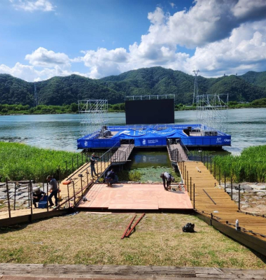 저수지 위 경기장 바닥 설치공사