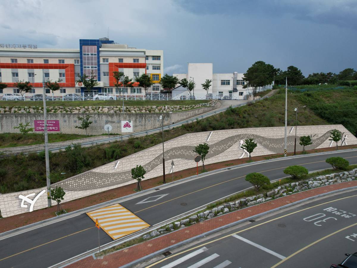 전체옹벽의 모습을 대각선 위에서 바라본 낮 옹벽의 모습