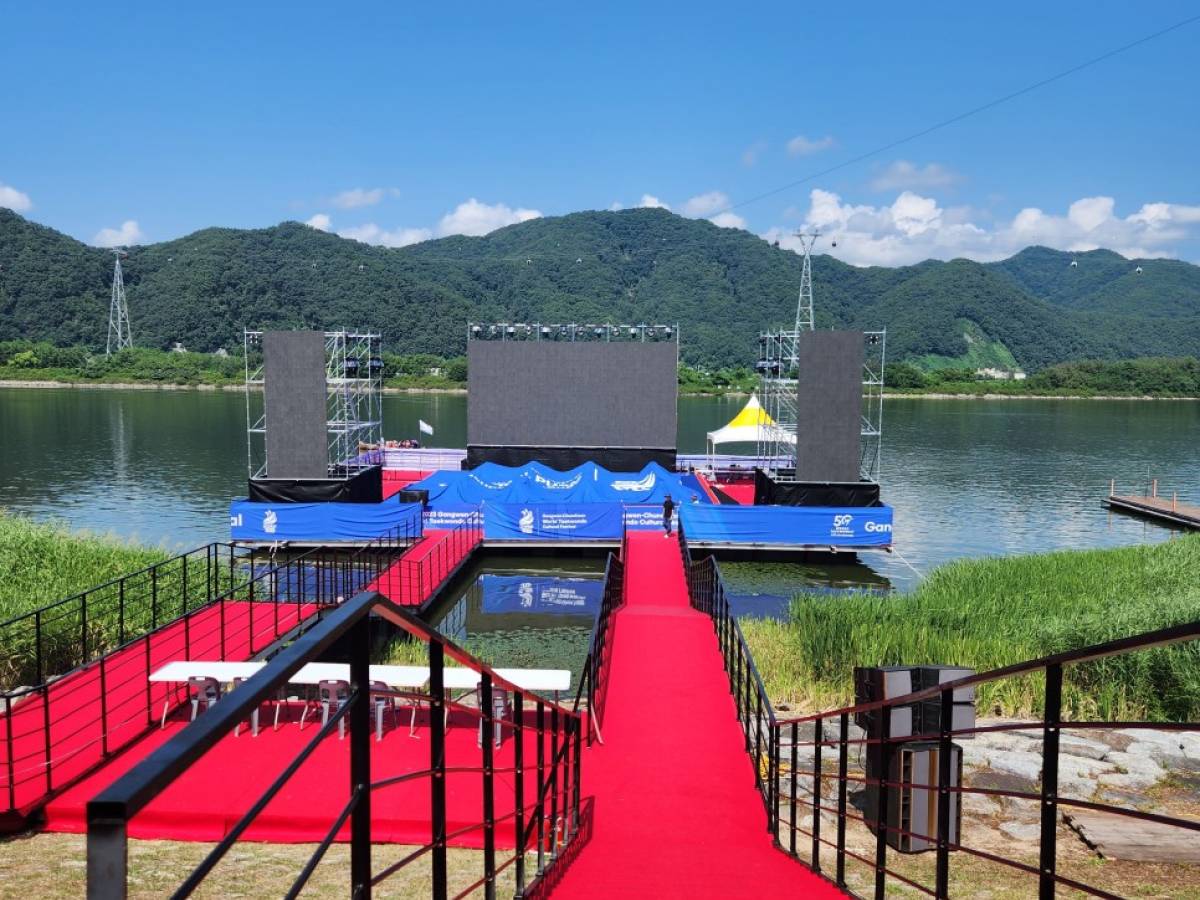 물위에 무대가 시공되어있고, 지면에서 무대을 이어주는 다리가 제작되었다.