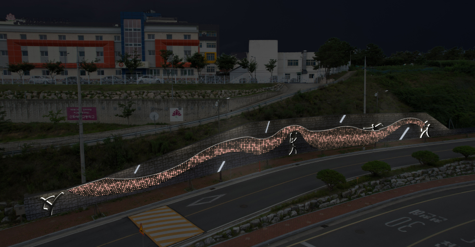 전체옹벽의 모습을 대각선 위에서 바라본 어두운 밤의 조명켜진 옹벽의 모습