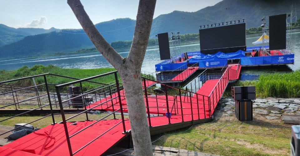 물위에 무대가 시공되어있고, 지면에서 무대을 이어주는 다리가 제작되었다.