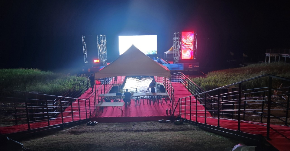 물위에 무대가 시공되어있고, 지면에서 무대을 이어주는 다리가 제작되었다.